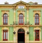 Detalle de la fachada central y entrada del Círculo de las Artes