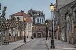 Calle adoquinada con farolas y edificios históricos en Bouzas