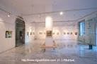 Amplia sala de exposiciones con obras de arte y buena iluminación