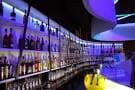 Detalle de la barra de bebidas de la Sala Sónar con iluminación ambiental