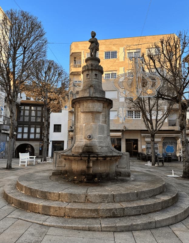 Fuente central de la Plaza de la Princesa en un día soleado