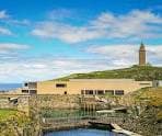 Vista panorámica del Aquarium Finisterrae en la costa de A Coruña con la Torre de Hércules