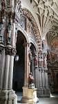 Arcos y columnas ornamentadas en el interior de la Catedral de Ourense