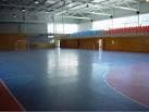 Interior del polideportivo con cancha multideporte y gradas