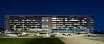 Fachada principal del Complejo Hospitalario Universitario de Ourense iluminada de noche