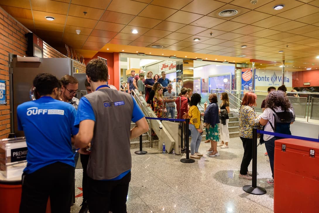Interior de un vestíbulo o zona de recepción con personas en un evento