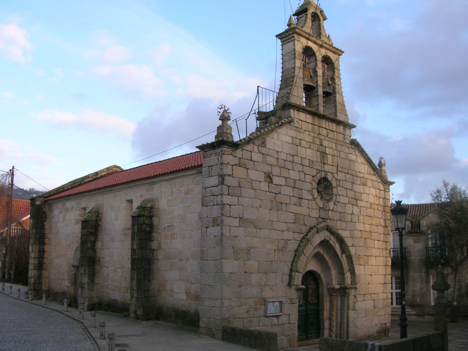 Exterior de la Iglesia de Santiago de Bembrive bajo cielo azul