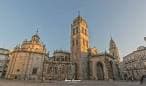 Vista angular de la Catedral de Lugo y la Praza de Santa María al atardecer