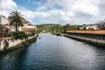 Vista panorámica del Río Mandeo en Betanzos con edificios y vegetación en sus orillas.