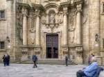 Entrada principal de la iglesia con detalles arquitectónicos y personas en la plaza