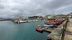 Muelle del puerto de A Coruña con barcos de pesca y embarcaciones