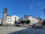 Vista general de la Praza dos Irmáns García Naveira con la iglesia de fondo