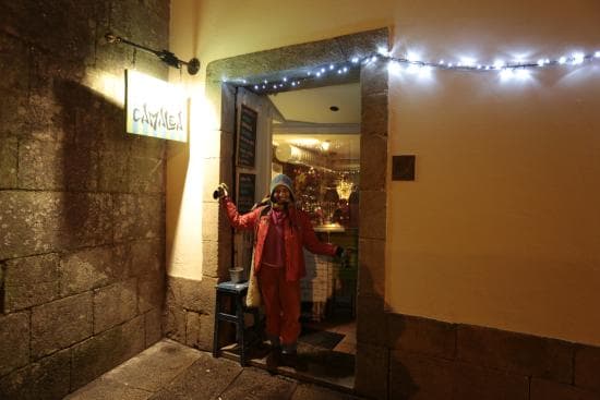 Entrada iluminada de Cafe Camalea por la noche