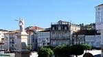 Edificios históricos y estatua en la Praza dos Irmáns García Naveira