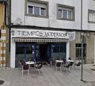 Vista exterior del Bar Tiempos Modernos en Lugo con mesas en la terraza