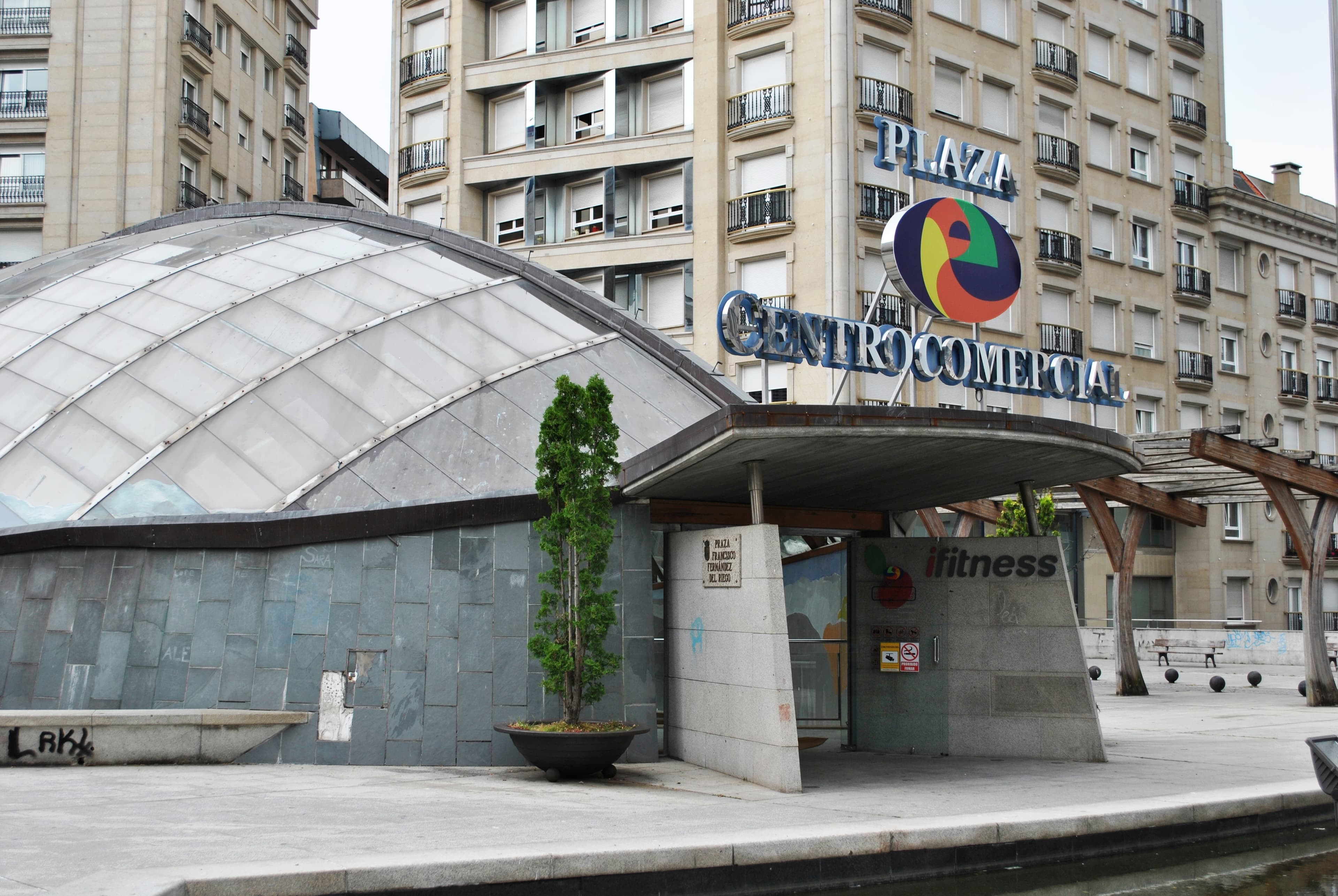 Entrada principal del Centro Comercial Plaza Elíptica con cúpula de cristal