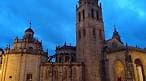 Catedral de Lugo iluminada al atardecer con su torre campanario