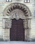 Detalle de un portal románico ornamentado en la Praza do Obradoiro