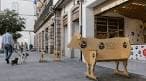 Exterior de la tienda Bico de Xeado con escultura de vaca de madera