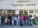 Entrada principal del Instituto Sánchez Cantón con grupo de estudiantes