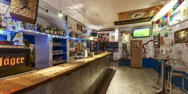 Interior del Ocean Rock Bar con barra y estanterías de bebidas