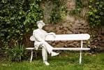 Estatua en un banco blanco en el jardín de la Casa Museo