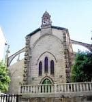 Fachada principal de la Iglesia de Santiago de As Caldas bajo un cielo azul