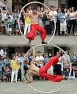 Artistas callejeros realizando acrobacias con aros en la feria
