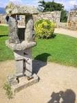 Escultura de piedra en los jardines de la Fortaleza do Castro