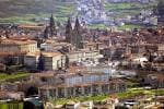 Vista aérea de Santiago de Compostela con la catedral destacando desde Monte Pedroso