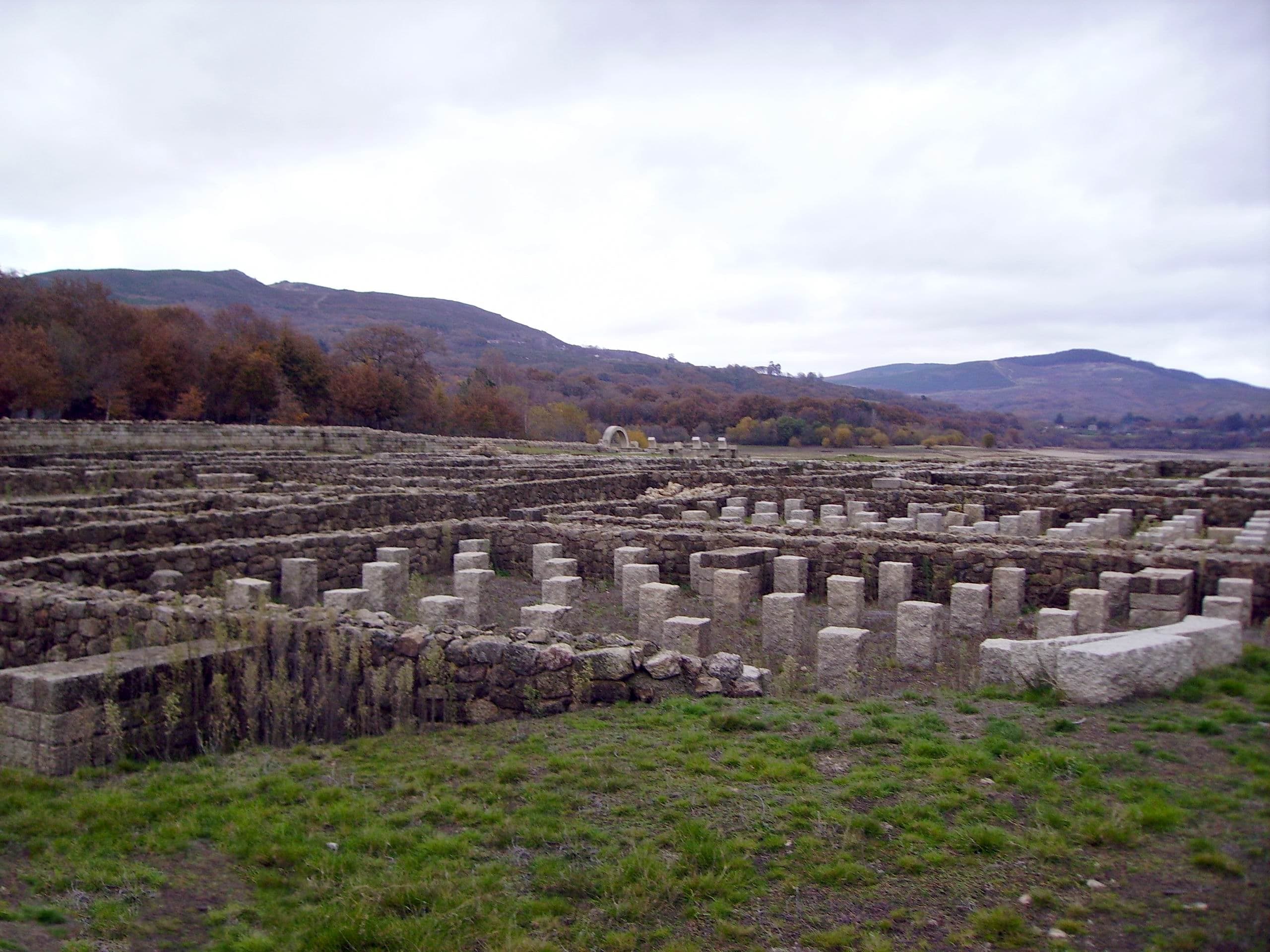 Vista panorámica de las ruinas del campamento romano de Aquis Querquennis
