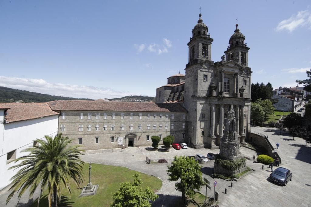 Vista exterior del Hotel Monumento San Francisco con su plaza y palmera