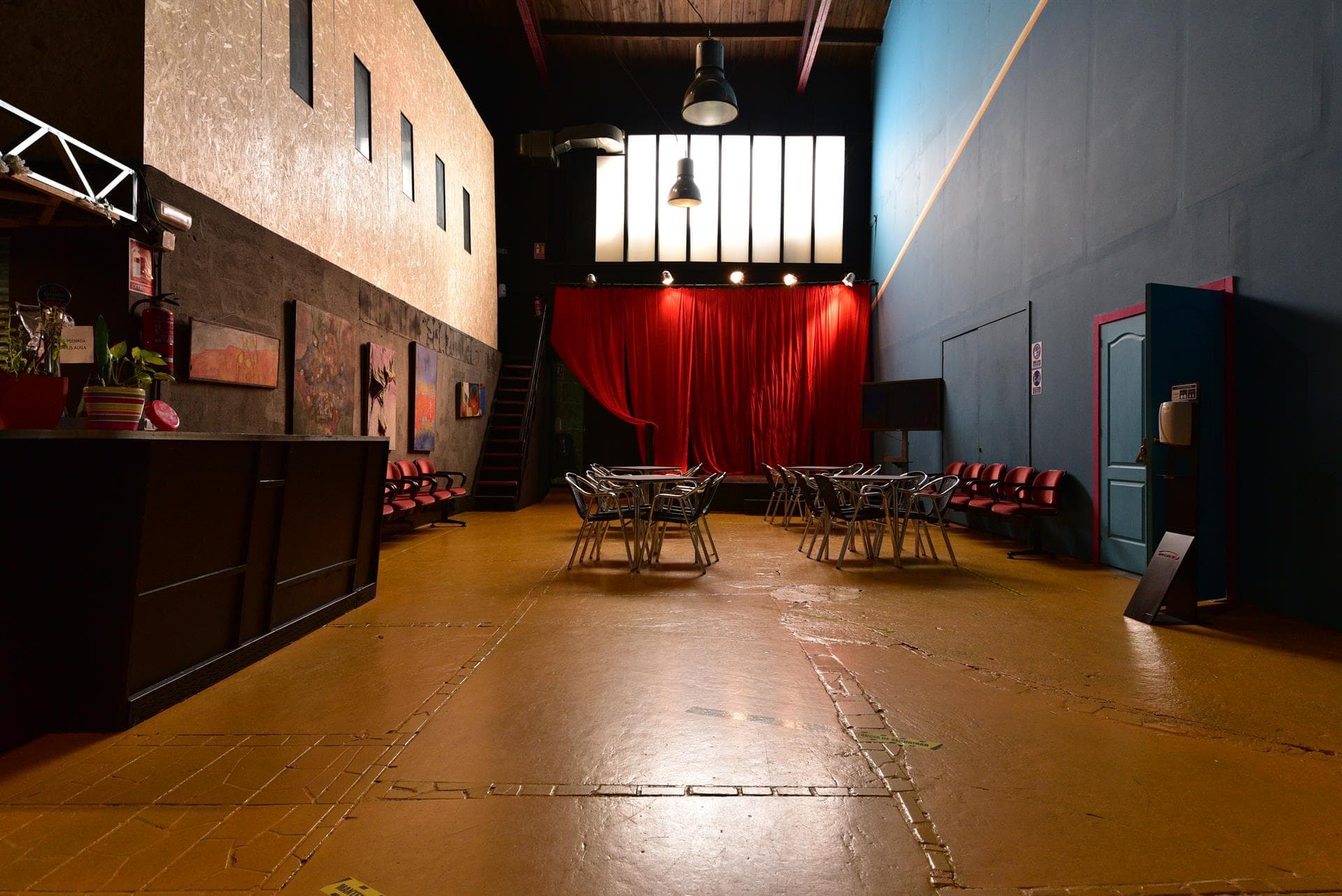 Interior de la Sala Ártika con escenario y cortinas rojas