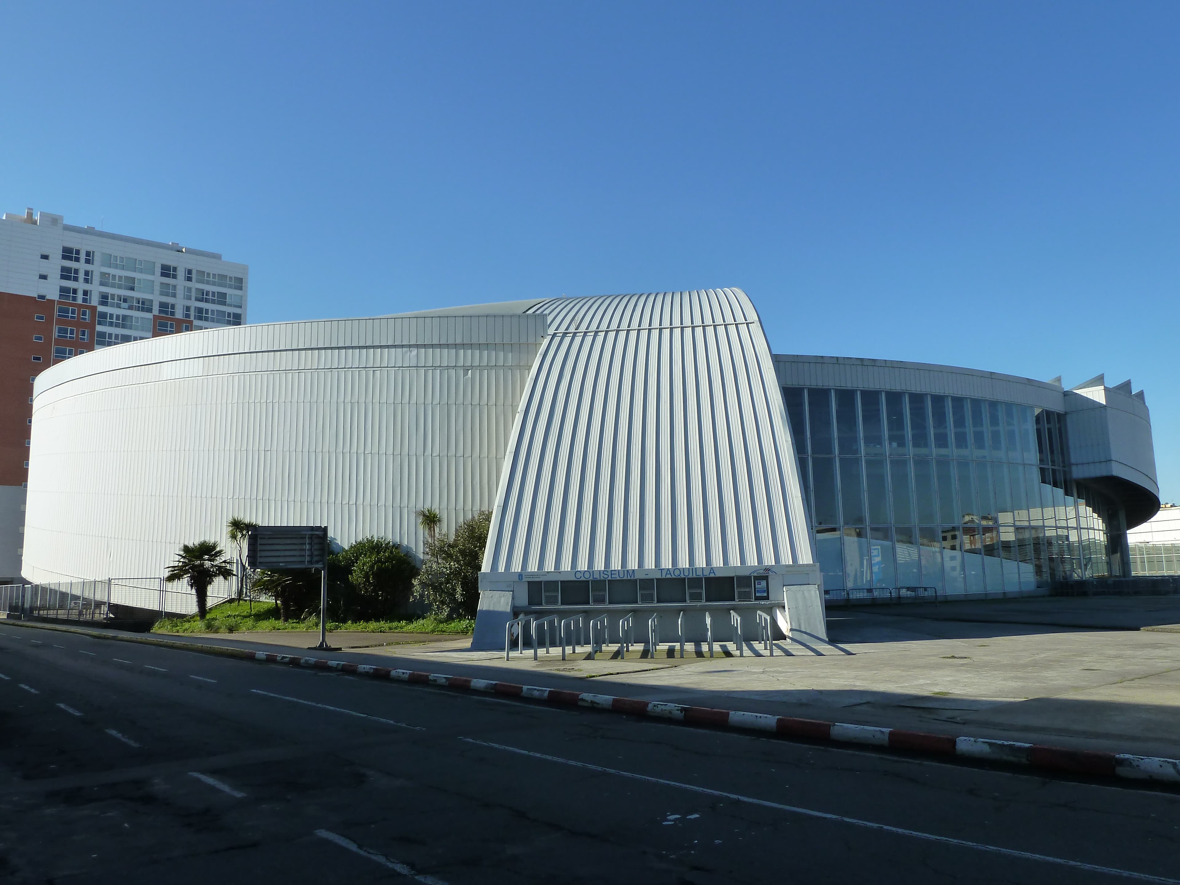 Vista exterior del Coliseum da Coruña bajo un cielo azul