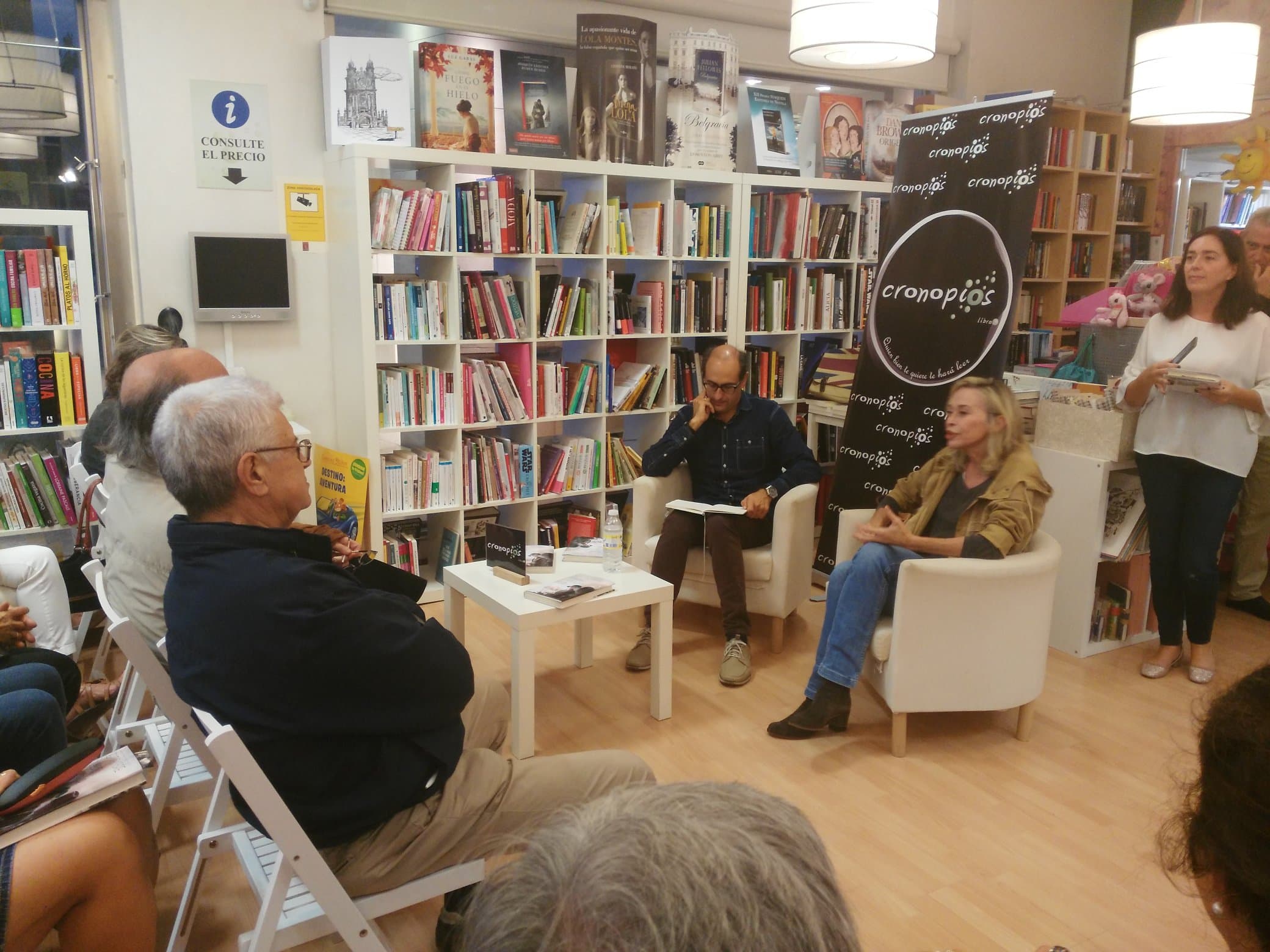 Interior de la Librería Cronopios durante un evento con público y estanterías de libros