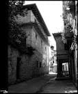 Vista en blanco y negro de la estrecha Calle San Román en Pontevedra