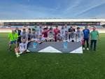 Equipo de fútbol celebrando en el césped del Campo de Fútbol Monte da Aira