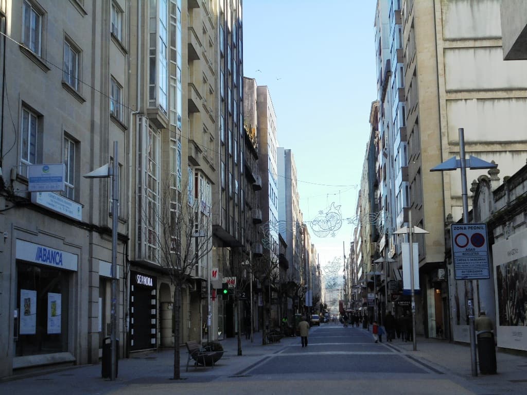 Vista general de la calle peatonal Benito Corbal con edificios a ambos lados.