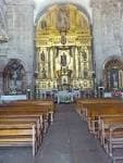 Interior de la nave central del Monasterio de San Salvador de Lérez con el altar
