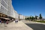 Paseo marítimo de A Coruña con edificios de galerías y personas