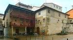Edificio histórico con balconada de madera en la Plaza Eironciño dos Cabaleiros