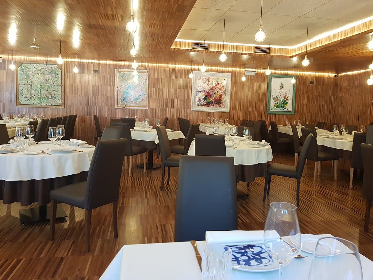 Salón comedor del restaurante Ágape Liceo con mesas elegantemente dispuestas.