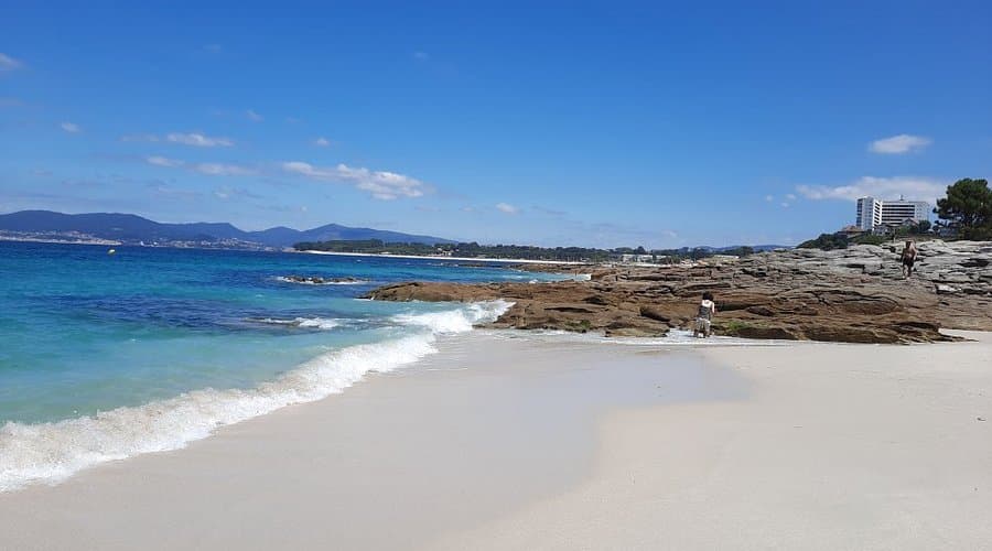 Playa de arena blanca y aguas cristalinas en Vigo