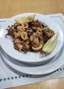 Ración de calamares fritos con rodajas de limón