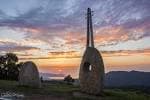 Escultura de la gaita gallega en el Mirador do Monte Cepudo al atardecer