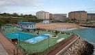 Vista de la Playa de San Amaro junto a las piscinas del complejo deportivo