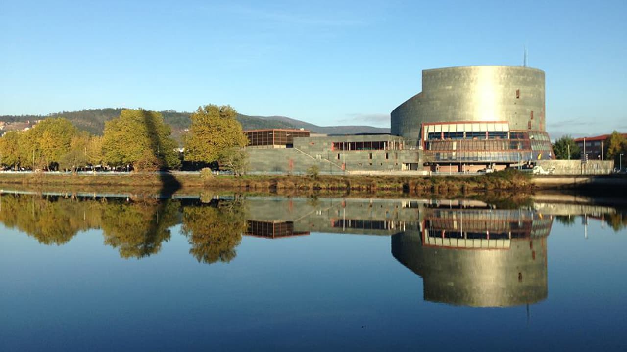 Vista panorámica del Pazo da Cultura con su reflejo en el agua