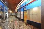 Pasillo comercial de las Galerías Durán con diferentes locales
