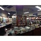 Sección interior de la librería con estanterías y un pilar central