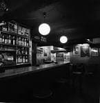 Interior del Jazz Filloa con barra y asientos